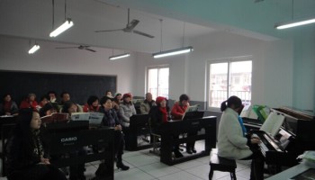 祝賀社區鋼琴培訓班順利結業
